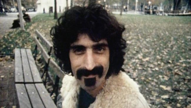 Frank Zappa auf Parkbank