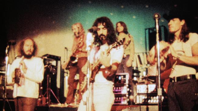 Frank Zappa rockt mit Band auf Bühne