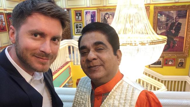Reporter Kristoffer Eriksen mit dem reichsten Mann Bangladeschs in dessen Luxus-Villa in Dhaka