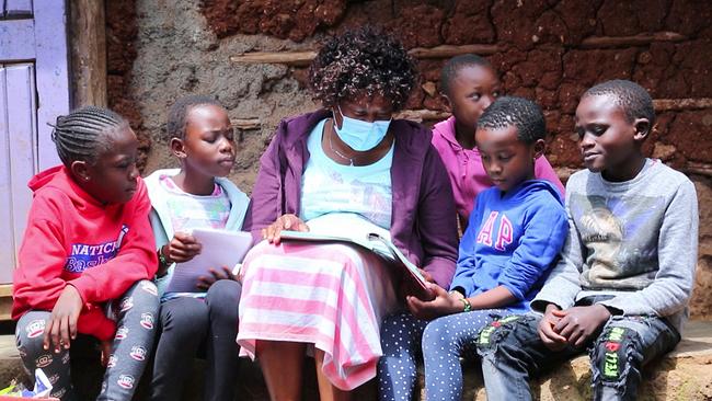 In den Armenvierteln von Nairobi unterrichtet eine Gesundheitsarbeiterin Kinder, wie sie sich vor Corona schützen können