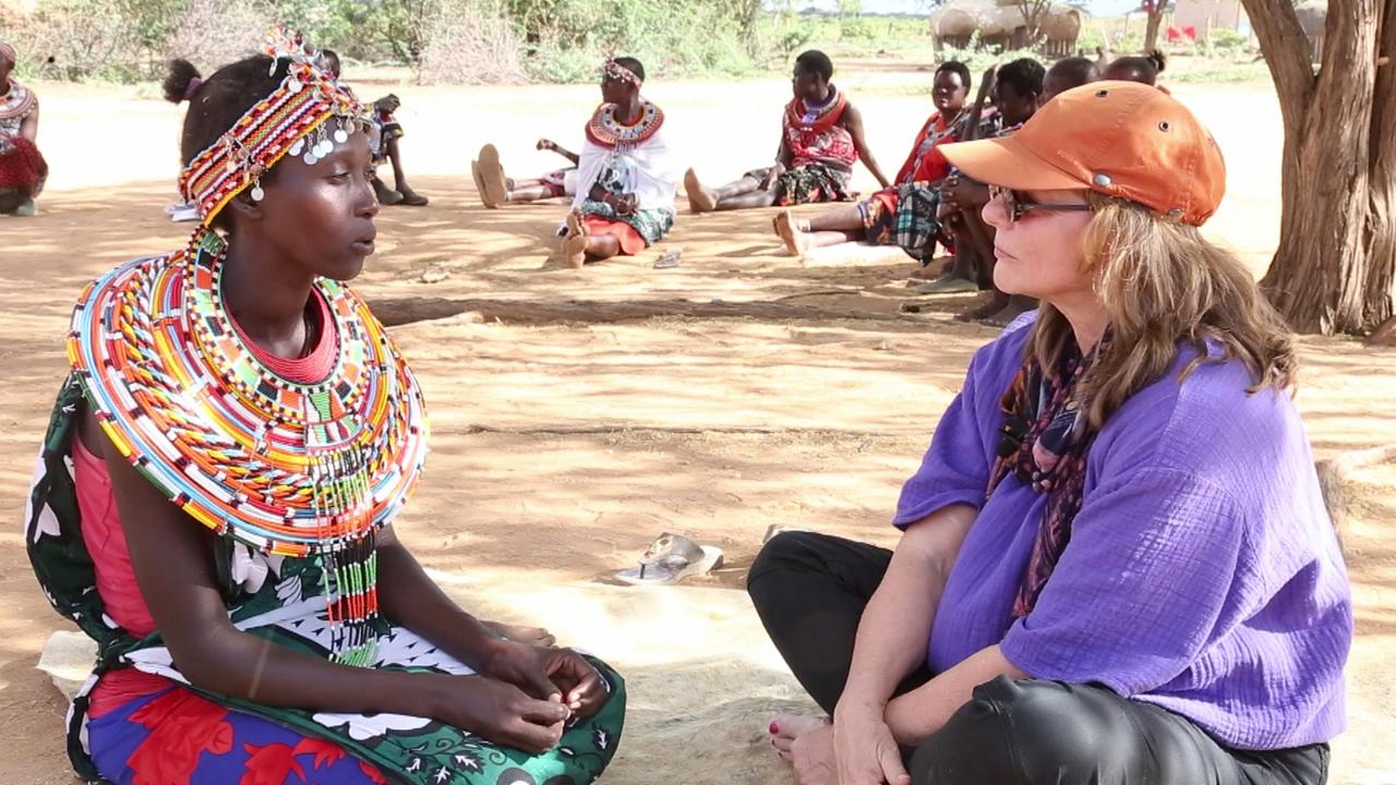 ORF-Afrika-Reporterin Margit Maximilian mit der 25jährigen Sitiyan Lekanta, die sich von ihrem Mann scheiden ließ und jetzt im Frauendorf Umoja lebt
