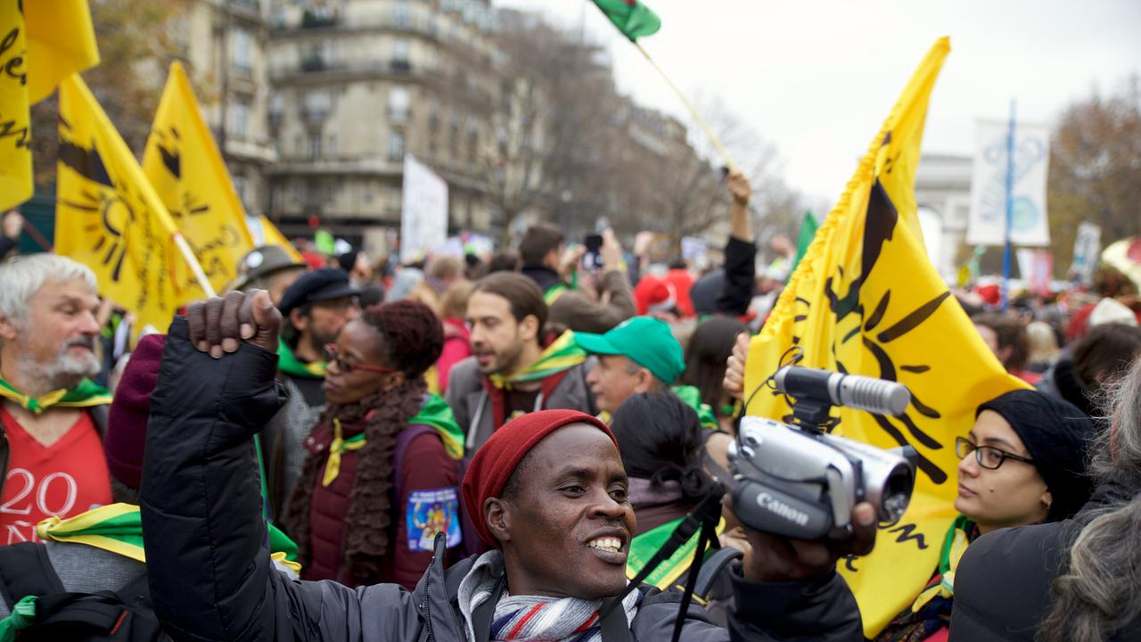 Kisilu Musya  beim Protest der "roten Linie" in Paris
