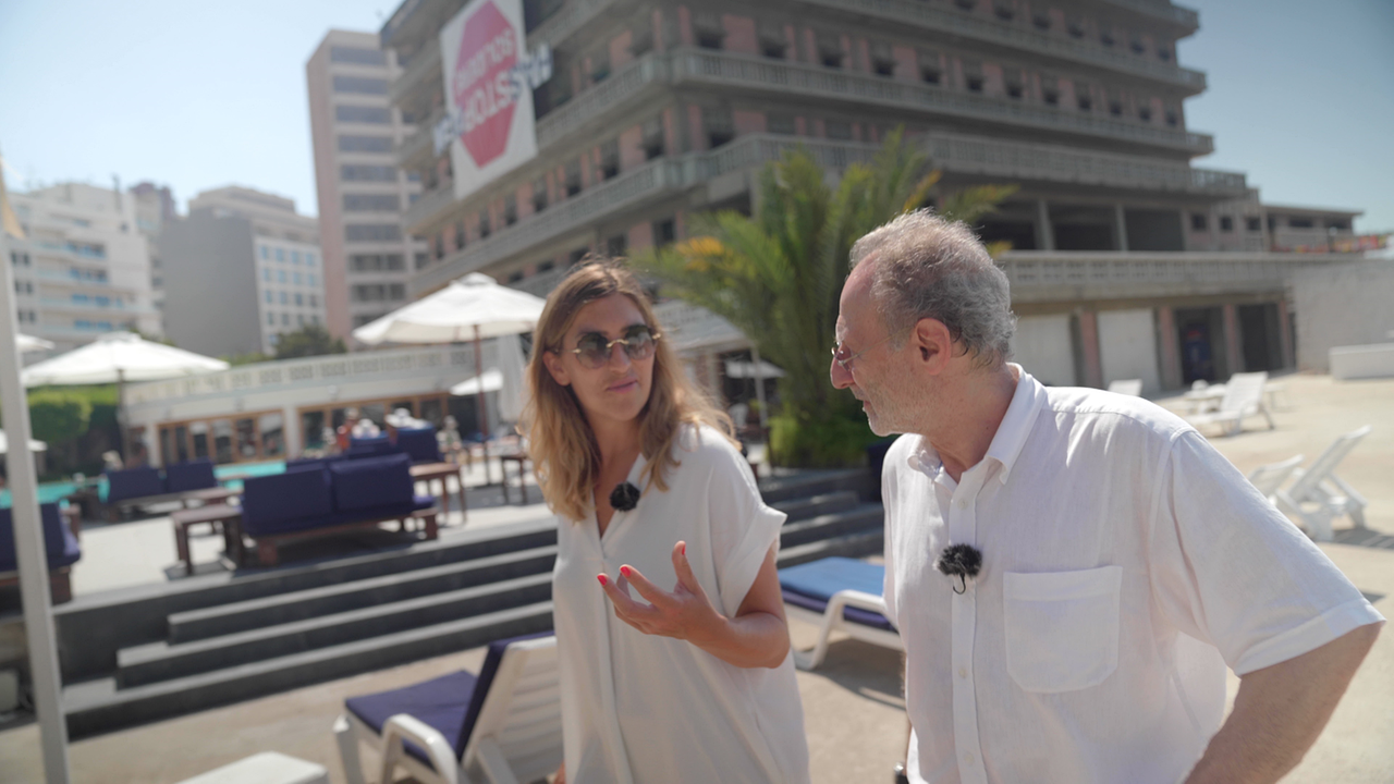ORF-Reporterin Sophie Roupetz mit dem Besitzer des „Saint Georges“, des einst prächtigsten Hotels an der Corniche, in dem ihr Großvater als Barbier gearbeitet hat 