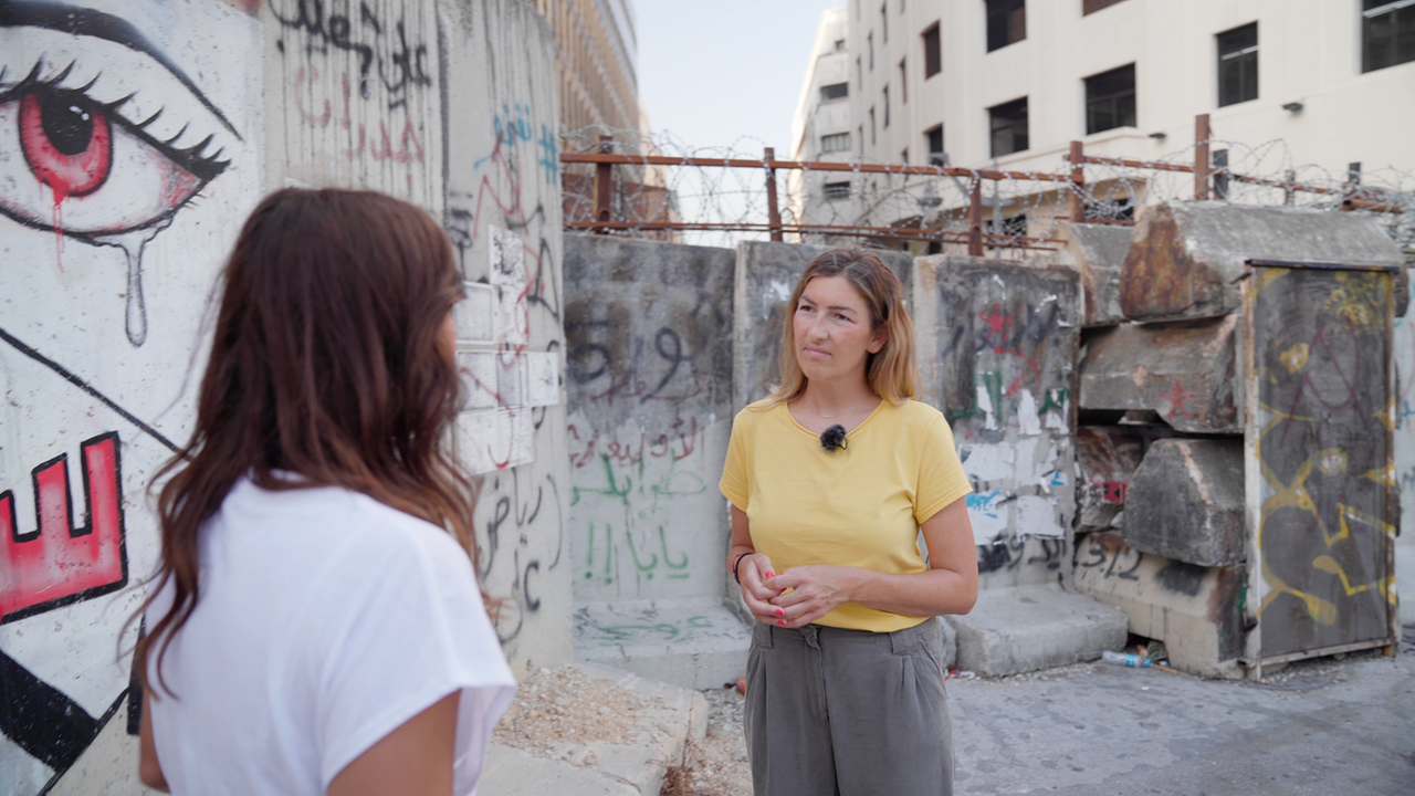 ORF-Reporterin Sophie Roupetz mit der Künstlerin und Revolutionärin Hayat Nazer vor dem verbarrikadierten Regierungsviertel in Beirut