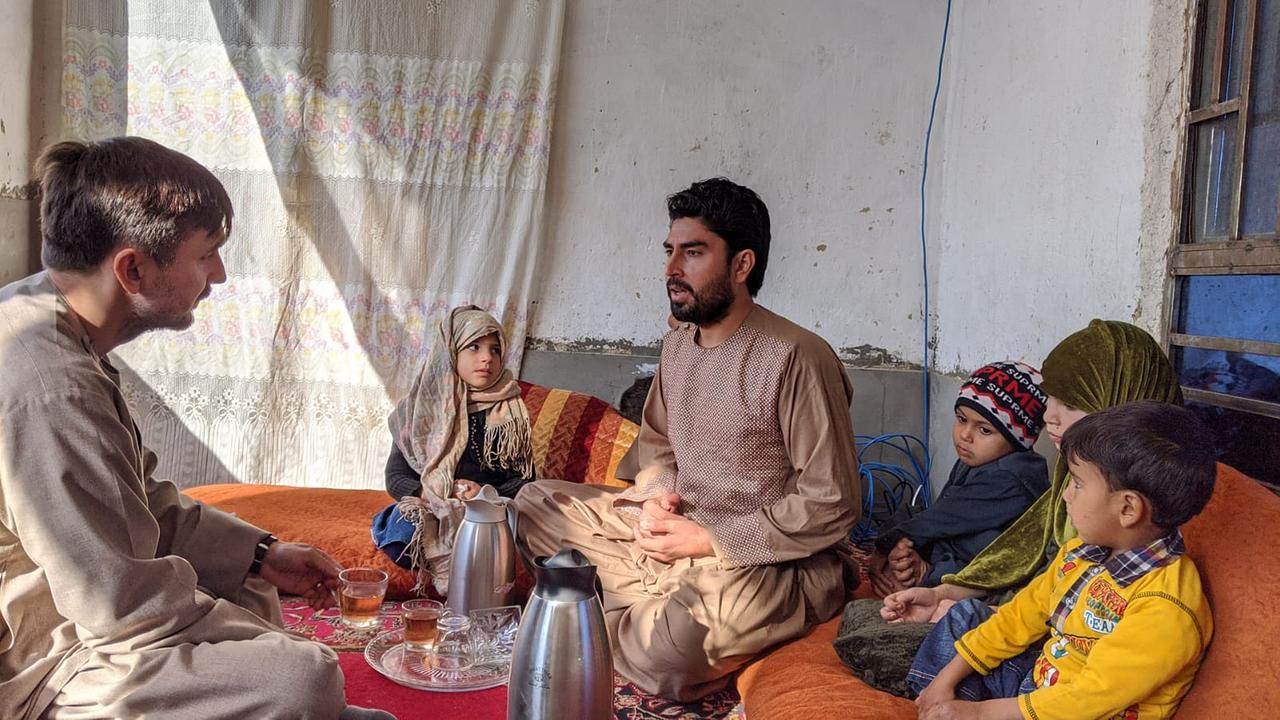 Ein afghanischer Friedensaktivist, der zwischen den Fronten des Konflikts steht