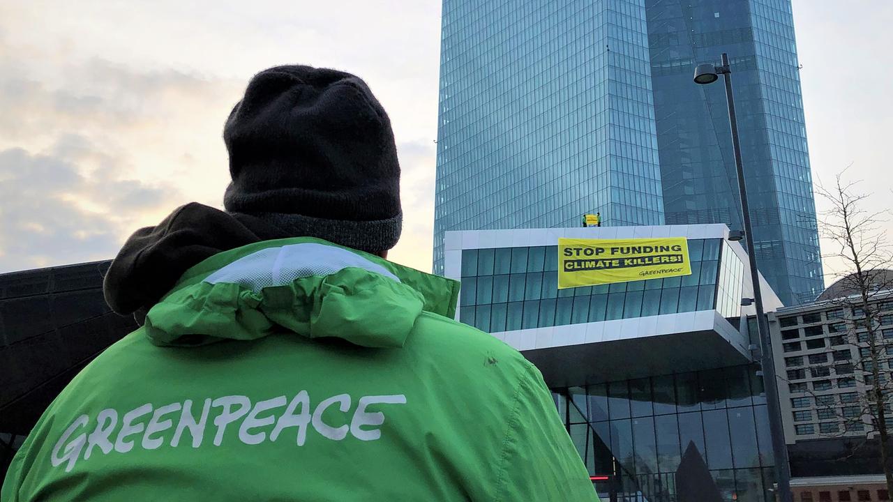 Greenpeace-Aktivisten protestieren gegen die „klimaschädliche“ Finanzpolitik der Europäischen Zentralbank