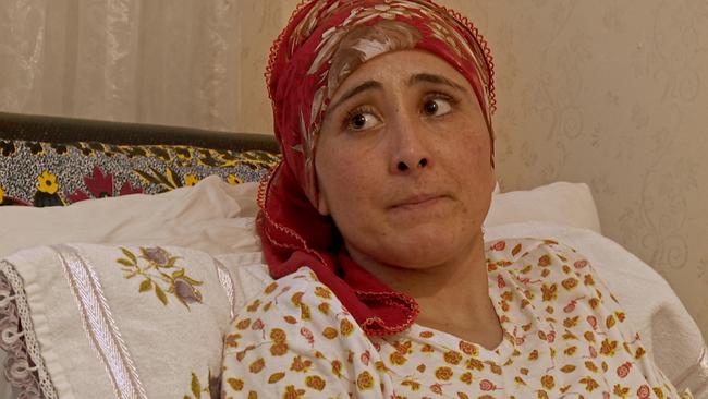 Die junge Türkin Arzu Boztas, Mutter von sechs Kindern, kann Arme und Beine nicht mehr gebrauchen, nachdem ihr Ex-Mann sie mit einer Schusswaffe schwer verletzt hat.