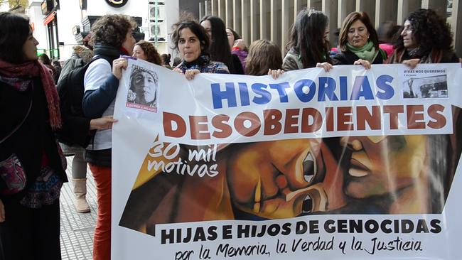 Zum ersten Mal in der Geschichte gehen Söhne und Töchter von Folterern und Mördern der Militärdiktatur Argentiniens auf die Straße.