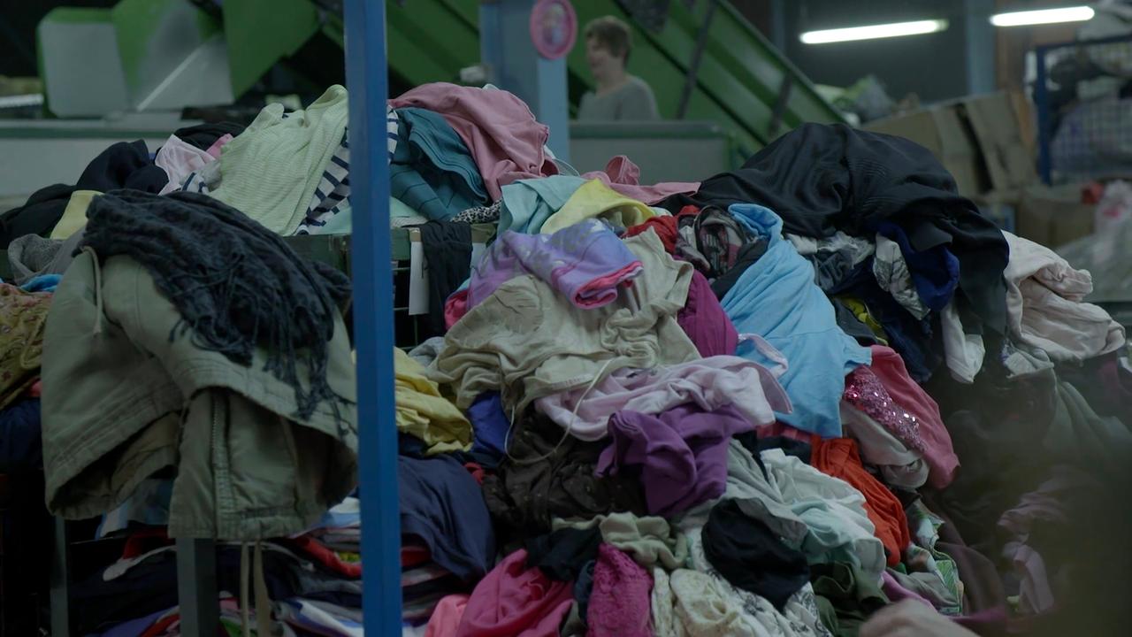 Nicht einmal ein Prozent unserer Kleidung kann wiederverwertet werden.