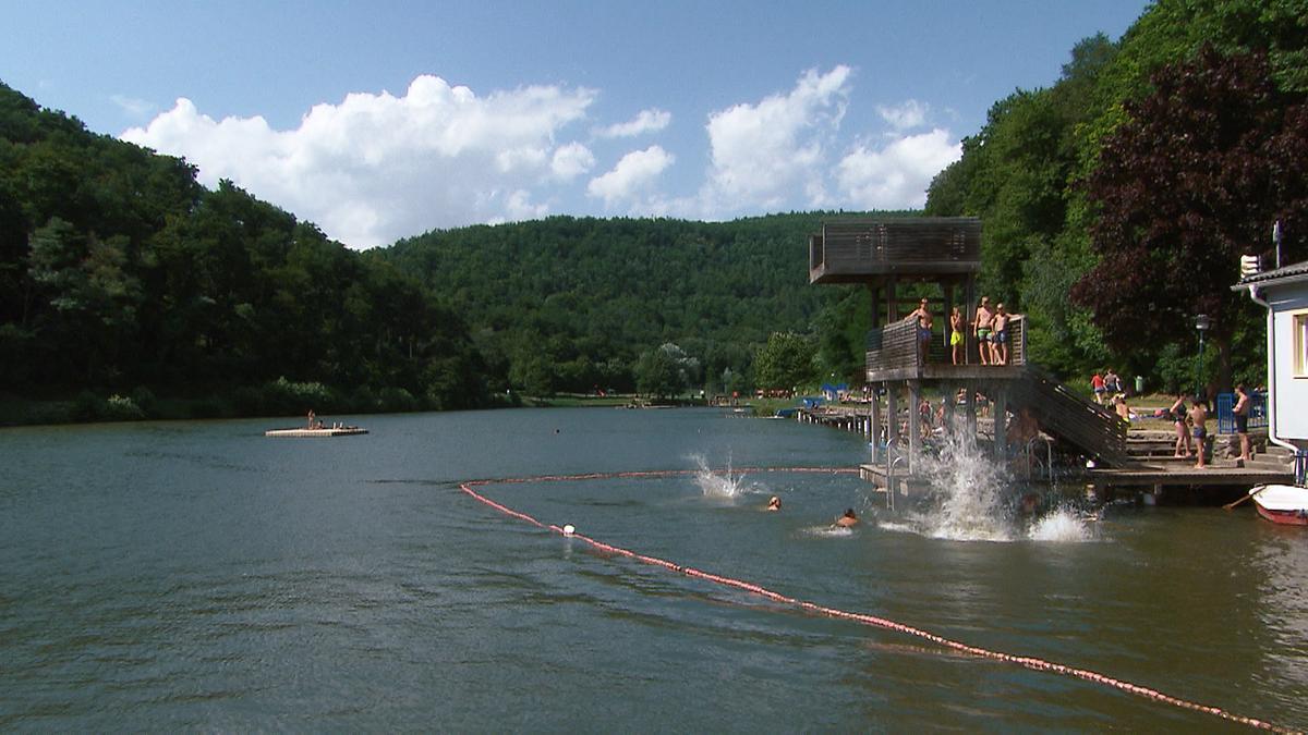 Badestausee Rechnitz mit Sprungturm, Wasserrutsche und Tretbooten