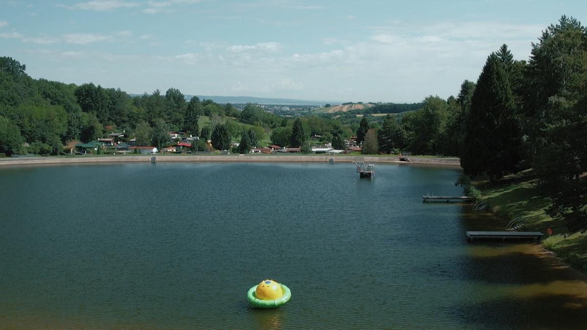 Der Badestausee Forchtenstein liegt am Waldrand und ist ein wahrer Magnet für sonnenhungrige und erholungsbedürftige Großstädter. 