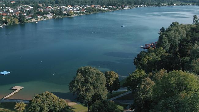 Der Neufelder See im Bezirk Eisenstadt-Umgebung von oben gesehen. 