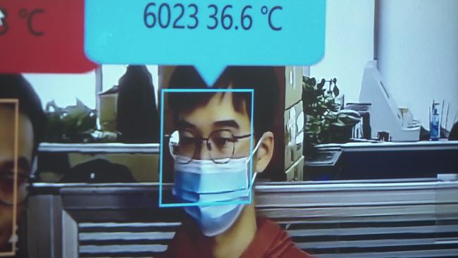 Die Smart-Kamera kann erkennen, ob die Gesichtsmaske richtig getragen wird und ob der Gefilmte eine erhöhte Körpertemperatur aufweist.