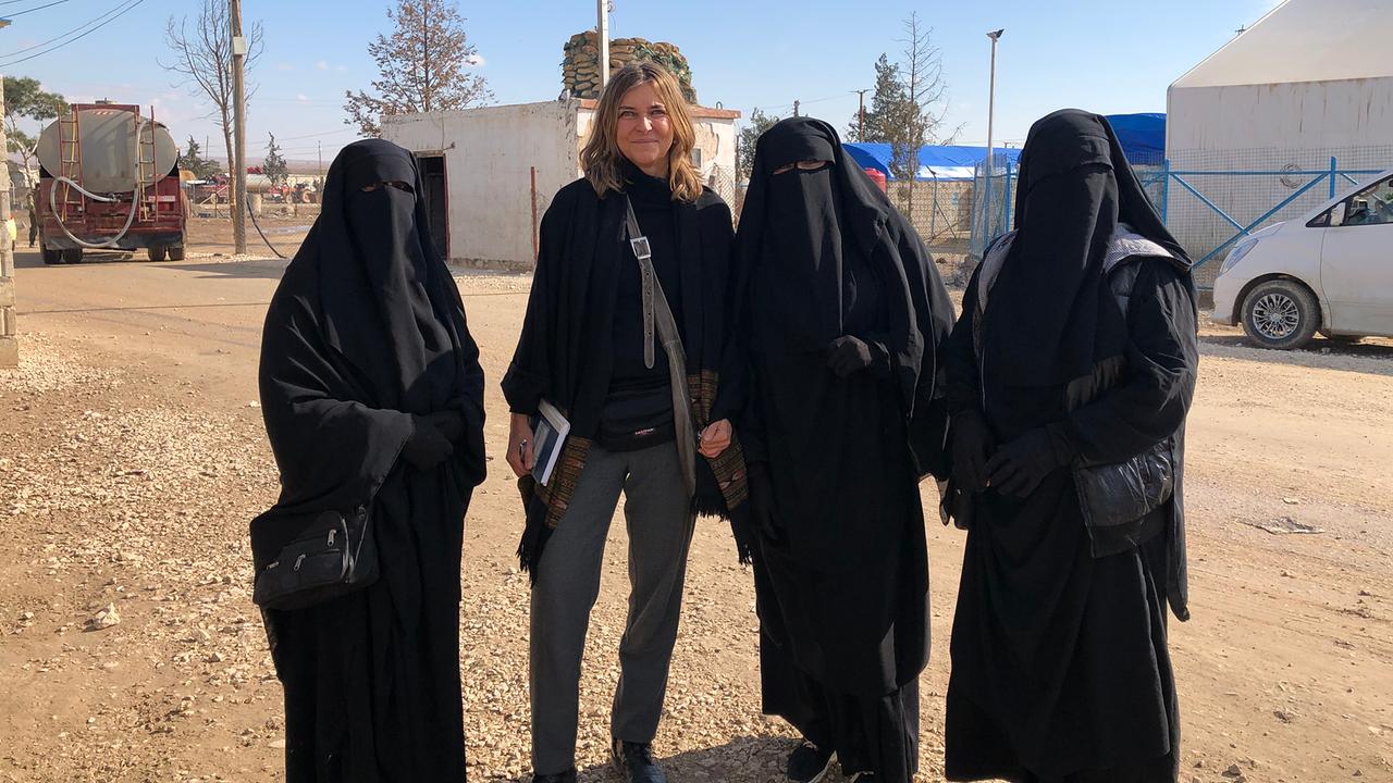 WELTjournal-Chefin Christa Hofmann mit IS-Frauen im IS-Gefangenenlager Al-Hol in Nordsyrien