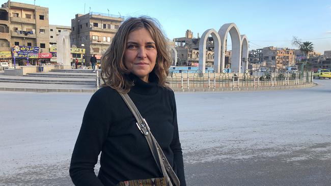 WELTjournal-Chefin Christa Hofmann in der ehemaligen IS-Hochburg Rakka, auf dem Platz, an dem der IS öffentliche Enthauptungen durchgeführt hat