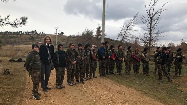 WELTjournal-Chefin Christa Hofmann bei den kurdischen Frauenmilizen in Syrien, die maßgeblich am Sieg über den IS beteiligt waren