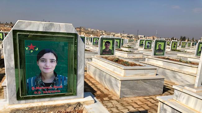SoldatInnenfriedhof in Kobane im syrischen Kurdengebiet: zahllose kurdische Kämpferinnen haben im Kampf gegen den IS ihr Leben verloren. Viele waren kaum 20 Jahre alt