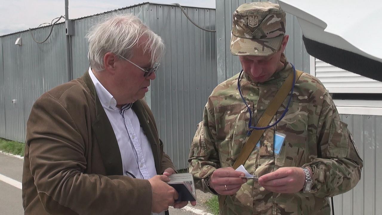 © ORF/Christian Wehrschütz Ukraine-Korrespondent Christian Wehrschütz 2016 bei Dreharbeiten über die Krisenregion Donezk