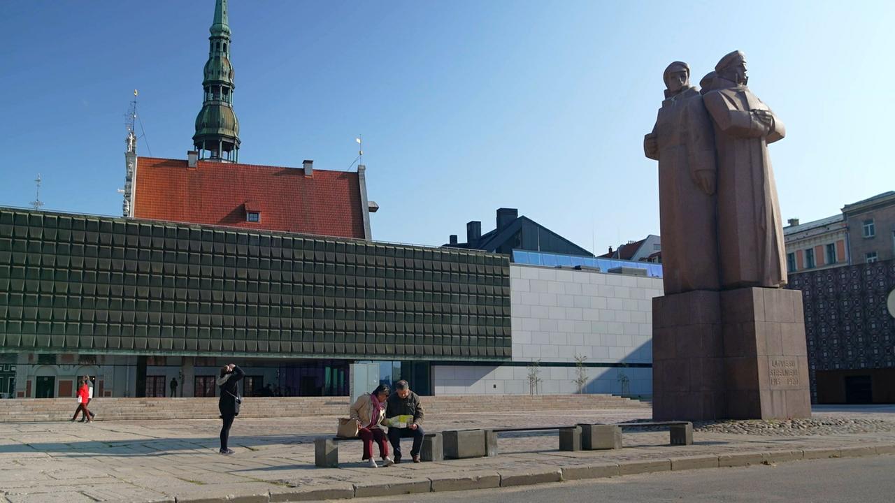 © © ORF / ZDF/Philip Flaemig Schwieriger Umgang mit der Vergangenheit: Sowjetisches Denkmal vor dem Rigaer Okkupationsmuseum