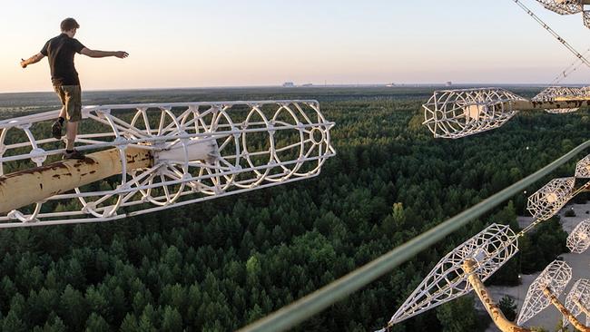 35 Jahre nach der historischen Atomkatastrophe von Tschernobyl hat sich in der Sperrzone eine Art illegaler Tourismus entwickelt: Abenteurer und Extremsportler erobern die verlassene Infrastruktur und schlagen alle Gefahren in den Wind.
