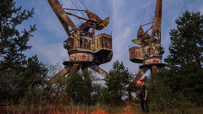 © Journeyman / ORF Die nach wie vor hochverstrahlte Sperrzone von Tschernobyl gleicht einer post-apokalyptischen Landschaft.