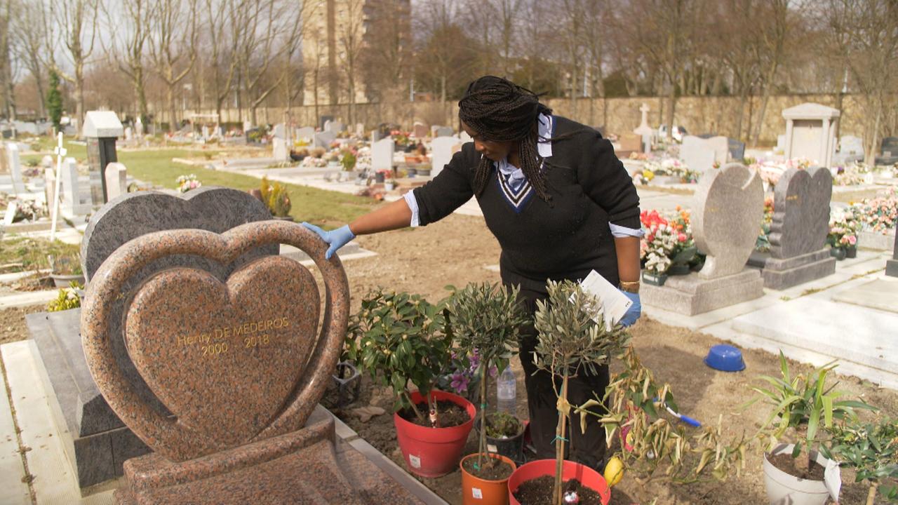 Nathalie besucht regelmäßig das Grab ihres Sohnes Henri, den sie an seinem 18. Geburtstag begraben musste. Er wurde in einem der Straßenkämfpe zwischen Jugendbanden getötet.