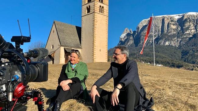Der Südtiroler Landeshauptmann Arno Kompatscher mit Weltjournal-Reporterin Ines Pedoth in seinem Heimatdorf Völs am Schlern.