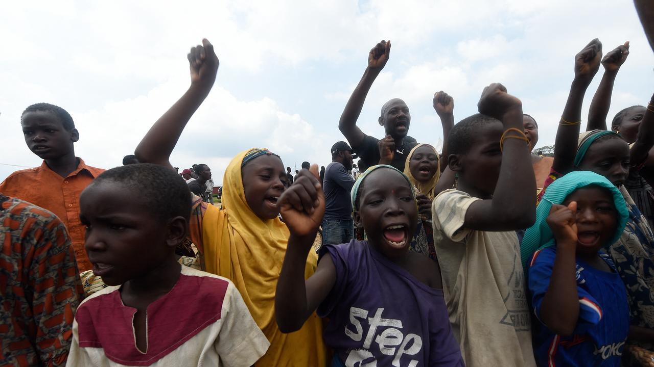 Kinder und Jugendliche bei einer Demonstration in Lagos