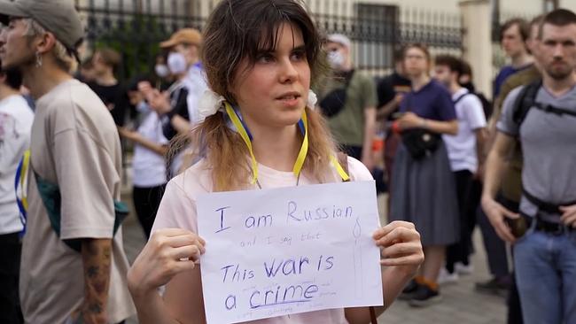 Kristina: Die Russin Kristina demonstriert in Tiflis gegen die russische Invasion auf die Ukraine