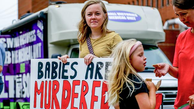 „Babys werden getötet“ steht auf diesem Schild einer Abtreibungsgegnerin, die der „Pro-Life-Bewegung“ in den USA angehört.