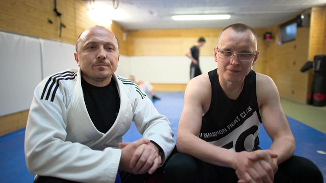 Der Russlanddeutsche Denis Bartuschkin (links) und der aus der Ukraine geflüchtete Oleg Efimovich (rechts) haben über den Kampfsport zueinander gefunden. 