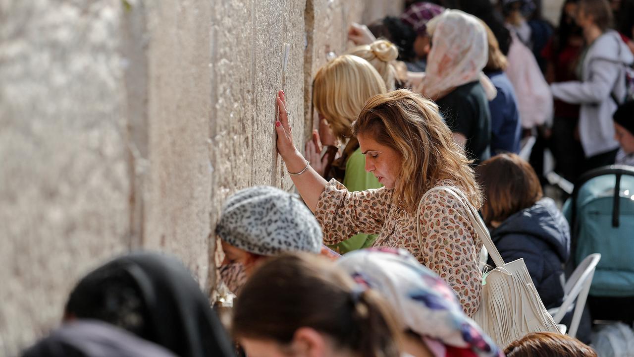 Jüdische Frauen im Frauenbereich der Klagemauer