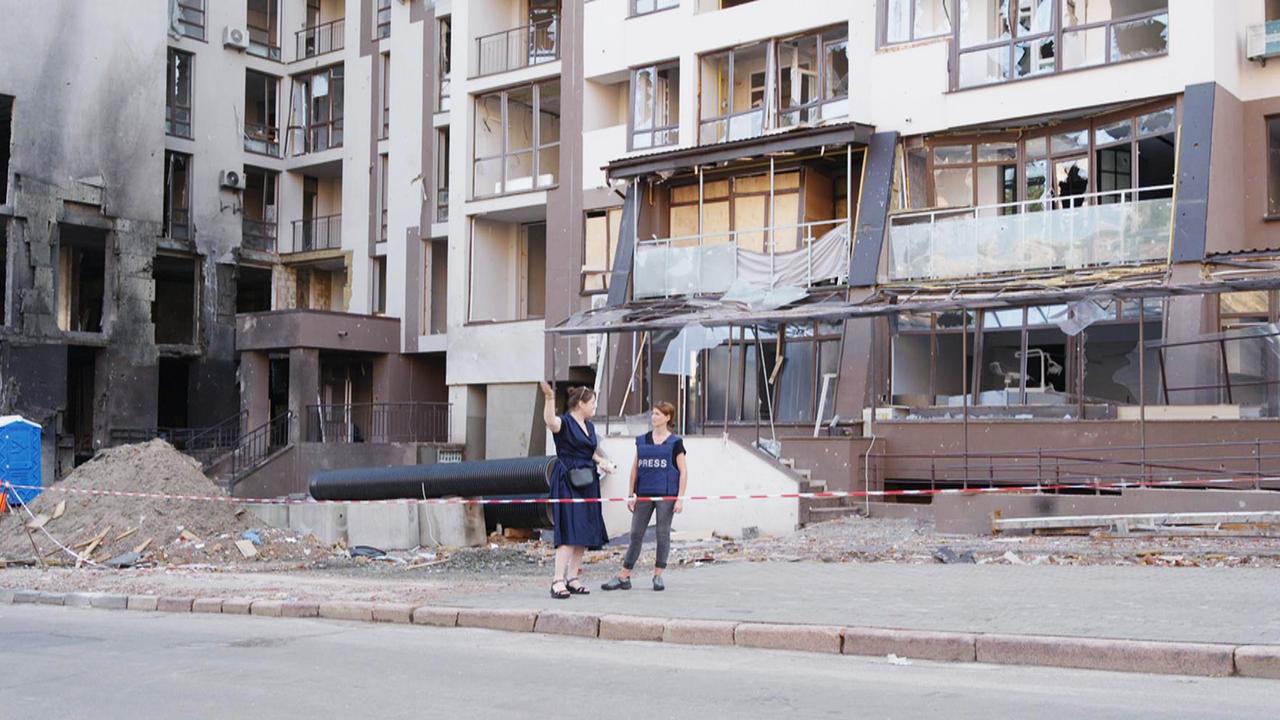 Erst vor wenigen Tagen hat in diesem Wohnhaus im Zentrum von Kiew eine Rakete verheerende Schäden