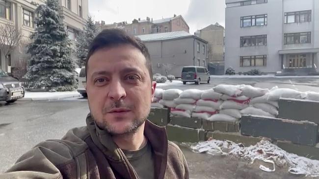 Selfie-Videobotschaft von WOLODYMYR SELENSKYJ vor Barrikaden. Kiew, 08.03.2022