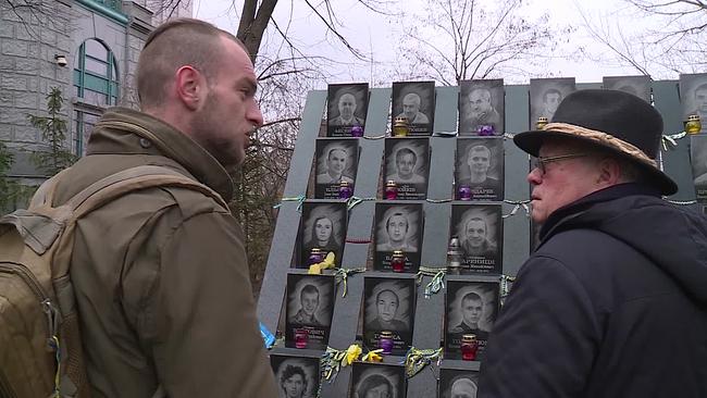 ORF-Korrespondent Christian Wehrschütz im Gespräch mit dem ehemaligen Demonstranten und Sohn eines der Getöteten bei der Gedenkstätte für die Opfer der Proteste am Majdan.