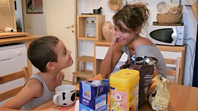 Clelia Giacalone und ihr 7-jähriger Sohn Andrea – trotz der Mehrbelastung will Clelia einen Vollzeitjob finden – wegen der hohen Arbeitslosigkeit in Sizilien ein schwieriges Unterfangen