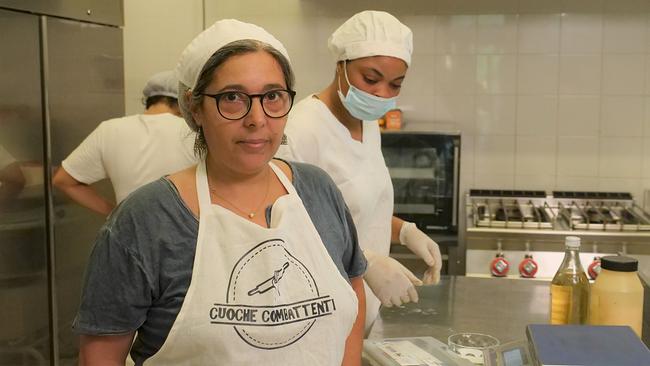 Nicoletta Cosentino in ihrer Manufaktur „Kämpferische Köchinnen“ – nach ihrer Scheidung hat Nicoletta ein eigenes Unternehmen gegründet.