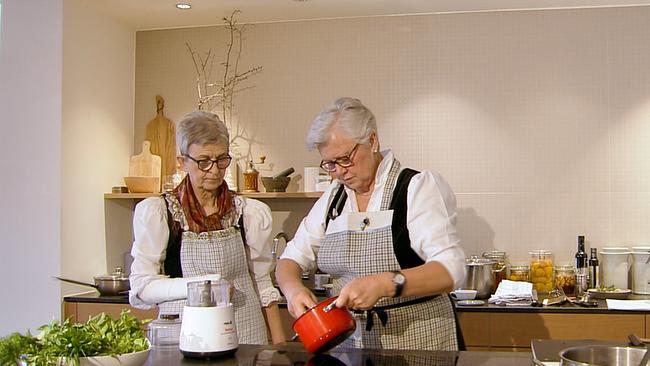 Inge Daberer und Sissy Sonnleitner beim Kochen. 