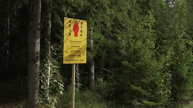 Die grüne Grenze zwischen Finnland und der Russischen Föderation ist 1300 Kilometer lang. Hinweisschilder im Wald weisen darauf hin, wo die Sperrzone beginnt, die nicht betreten werden darf.