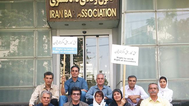 Die Anwältin Nasrin Sotudeh (Bild Mitte) und ihre Mitstreiter vertreten kritische Bürger vor Gericht. Sie selbst bezahlt ihr Engagement nun mit 33 Jahren Haft.