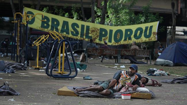 „Es ist schlechter geworden in Brasilien“ steht auf dem Banner. Gemeint sind die vergangenen vier Jahre, in denen Jair Bolsonaro das Land regiert.