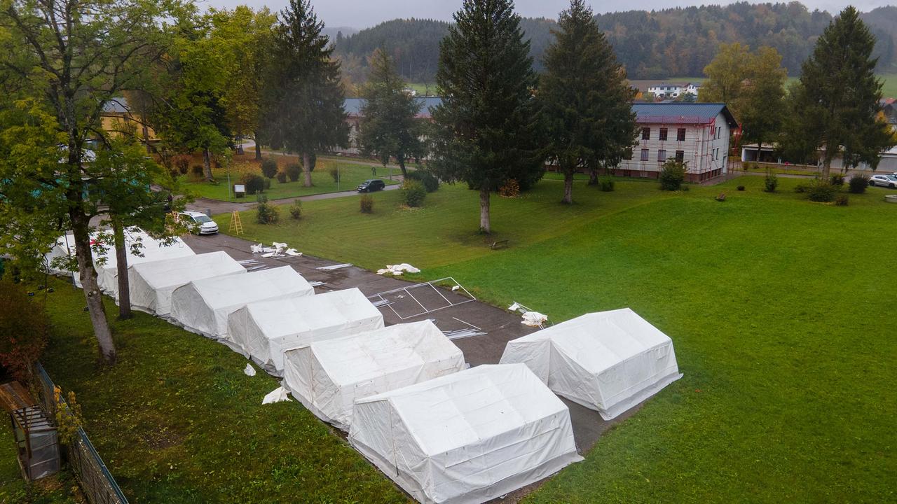 Neu errichtete Zelte für die Unterbringung von Flüchtlingen am Samstag, 15. Oktober 2022 im Erstaufnahmezentrum Thalham in St. Georgen im Attergau
