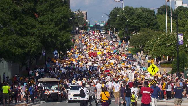 Viele Amerikaner gehen gegen diskriminierende Verschärfungen des Wahlrechts auf die Straße