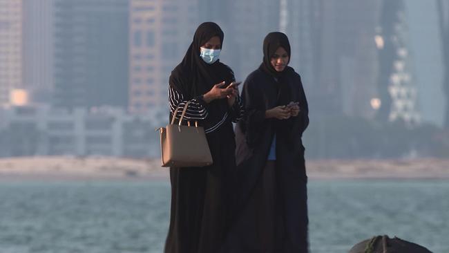 Katars wirtschaftlicher Fortschritt ist enorm, der gesellschaftliche hinkt hinterher: Frauen sind nach wie vor der männlichen Vormundschaft unterworfen und können nicht selbst über ihr Leben bestimmen