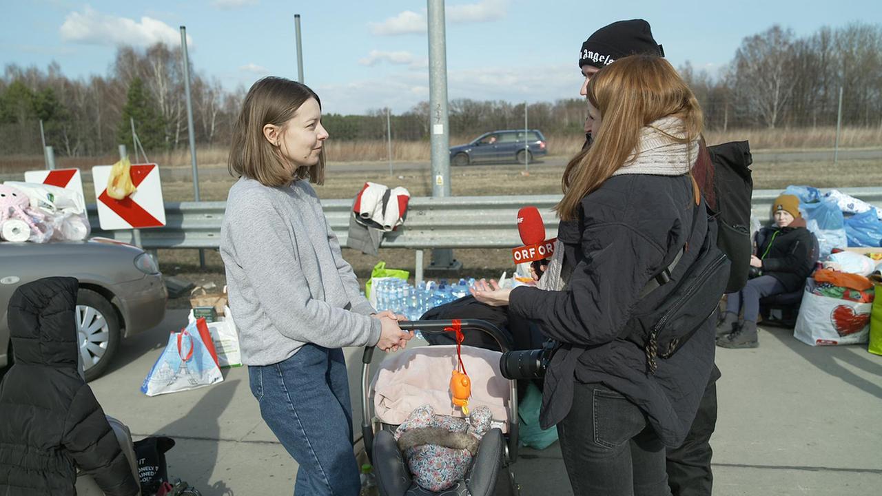 © Vanessa Böttcher/ORF Weltjournalreporterin Vanessa Böttcher trifft an der polnischen Grenze die Ukrainerin Nadja, die mit ihrer 4 Monate alten Tochter geflüchtet ist.