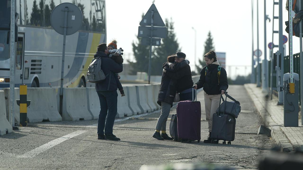 © Vanessa Böttcher/ORF Diejenigen, die auf der Flucht von ihrer Familie getrennt wurden, sind erleichtert einander an der Grenze zu Polen wiederzusehen.
