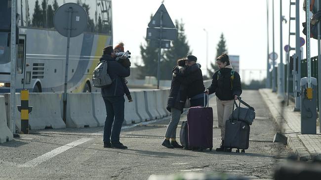 Diejenigen, die auf der Flucht von ihrer Familie getrennt wurden, sind erleichtert einander an der Grenze zu Polen wiederzusehen.