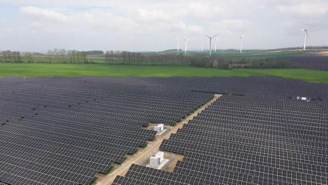 Die 27.000 Paneele der Photovoltaik-Anlage SonnenPark in Schattendorf (Bezirk Mattersburg)