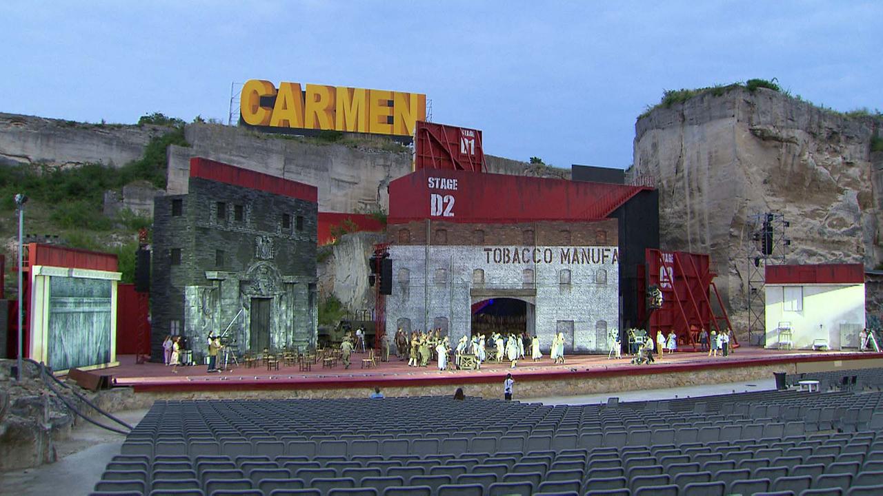 Das aufwendige Bühnenbild von "Carmen" bei der Oper im Steinbruch St. Margarethen