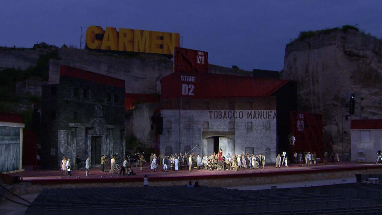 Carmen singt die bekannte Arie "Habanera"